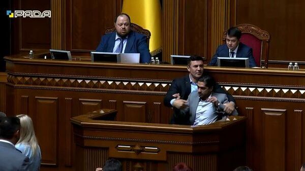 Депутаты украинской Рады устроили потасовку из-за оскорблений в адрес Зеленского