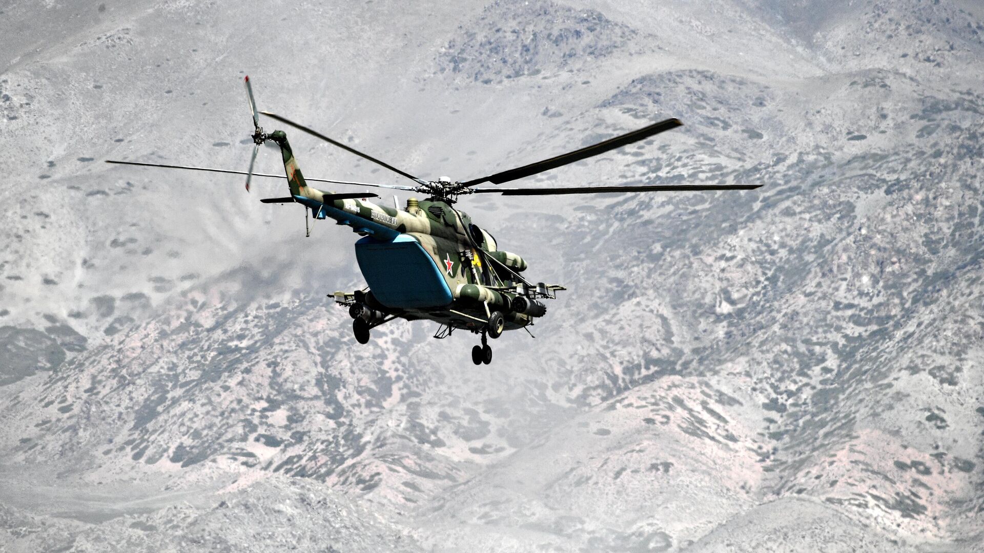 Вертолет Ми-8 на совместных учениях ОДКБ Рубеж-2021 на полигоне Эдельвейс в Иссык-Кульской области Киргизии - РИА Новости, 1920, 05.02.2024