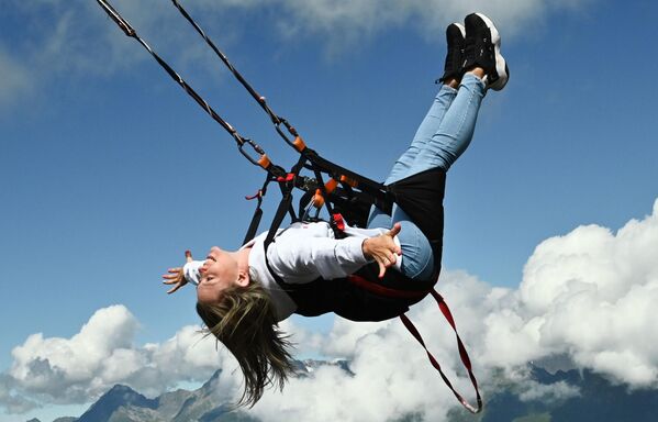 Девушка катается на горных качелях в парке высокогорных аттракционов Gorky Fly на курорте Красная Поляна в Краснодарском крае