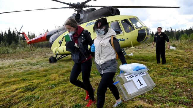 Члены участковой избирательной комиссии №2310 прибыли в стойбище Ихти Его для проведения досрочного голосования на выборах депутатов Государственной Думы в Уватском районе Тюменской области