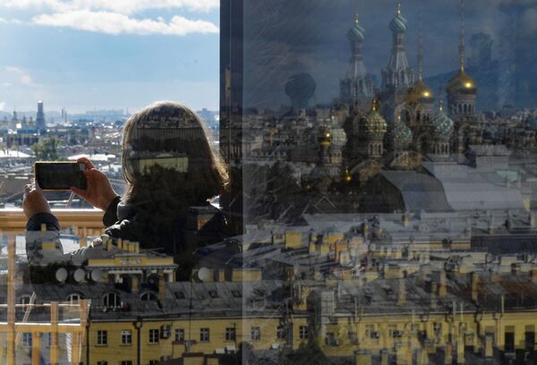 Девушка на смотровой площадке Думской башни, открытой в Санкт-Петербурге