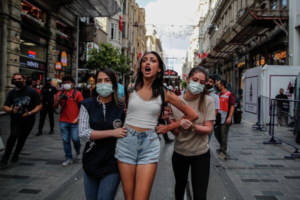 Полиция задерживает девушку в Стамбуле 
