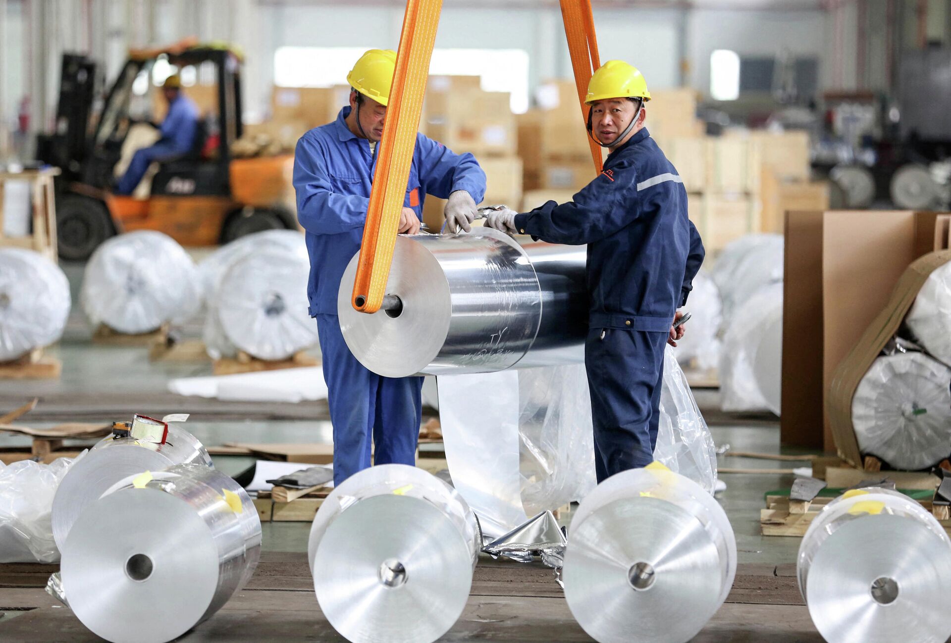 Рабочие упаковывают листы алюминия на заводе в Хуайбэе в восточной провинции Китая Аньхой - РИА Новости, 1920, 09.09.2021