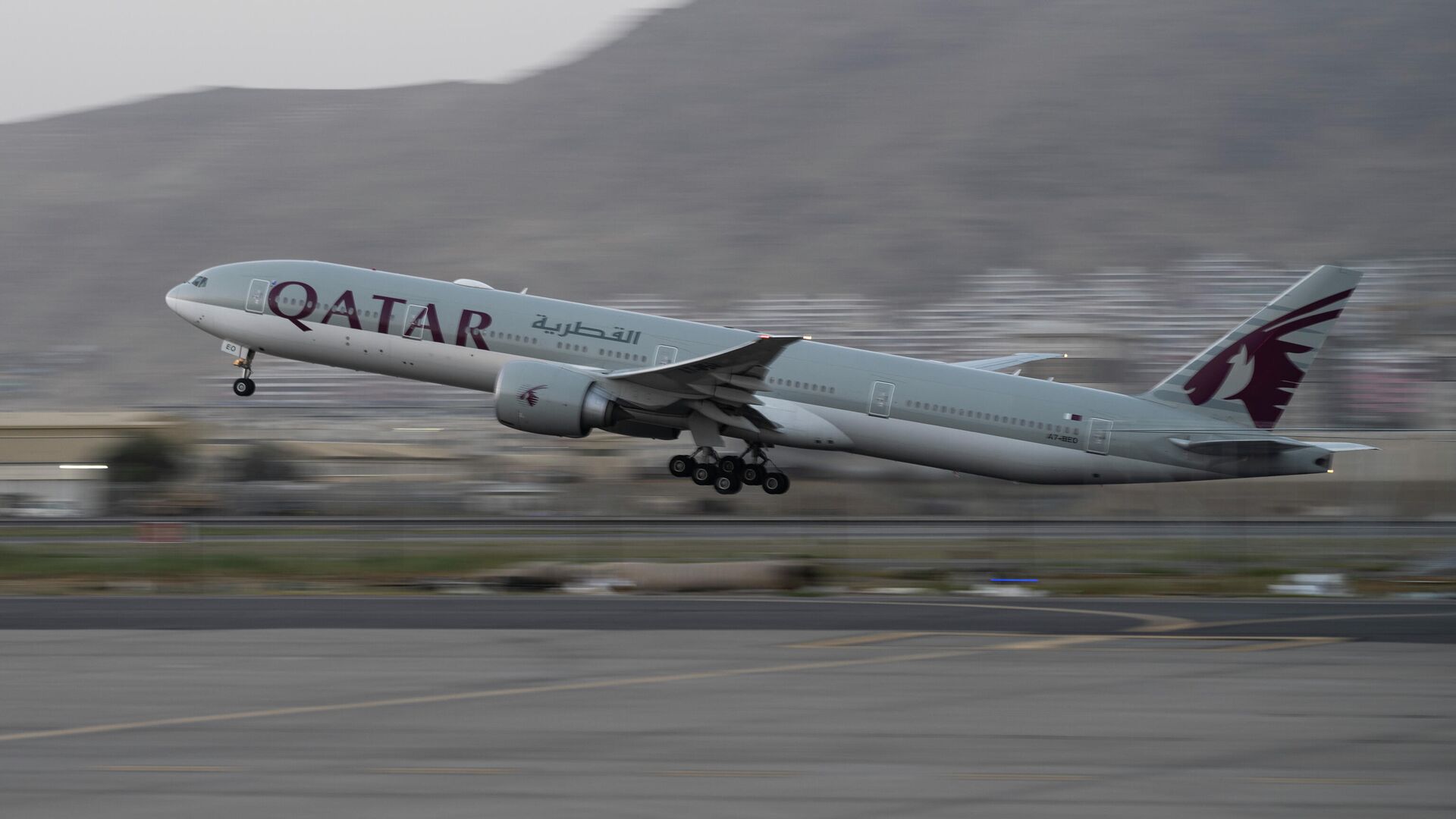Самолет авиакомпании Qatar Airways вылетает из аэропорта Кабула - РИА Новости, 1920, 10.03.2022