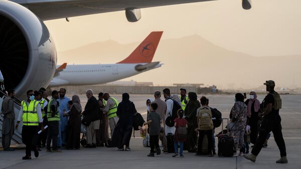 Пассажиры во время посадки на самолет авиакомпании Qatar Airways в аэропорту Кабула