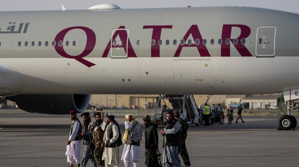 Бойцы Талибана* у самолета авиакомпании Qatar Airways в аэропорту Кабула