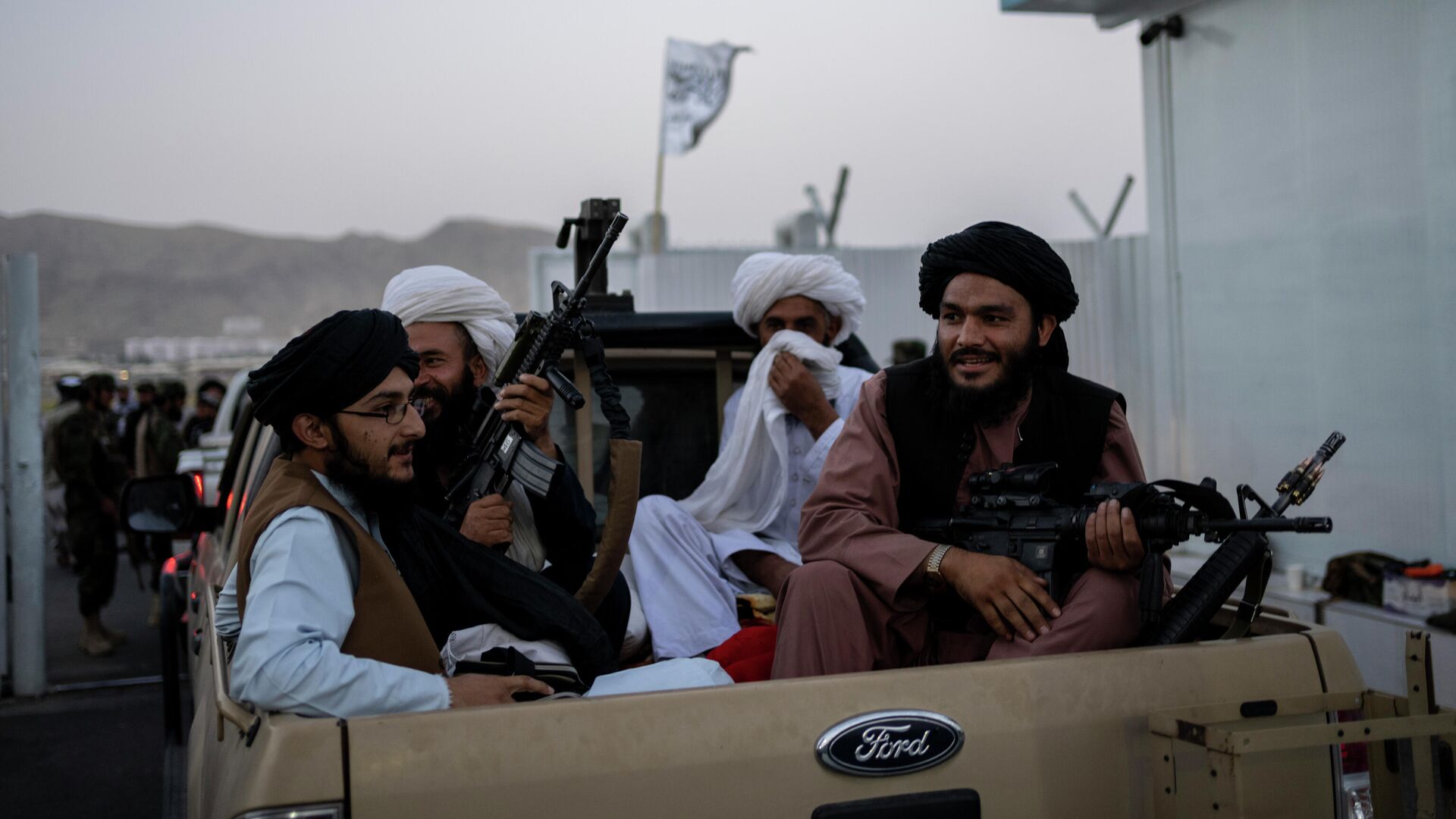 Бойцы Талибана (организация находится под санкциями ООН за террористическую деятельность) в аэропорту Кабула. Архивное фото - РИА Новости, 1920, 06.01.2023