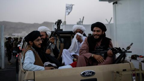 Бойцы Талибана* в аэропорту Кабула