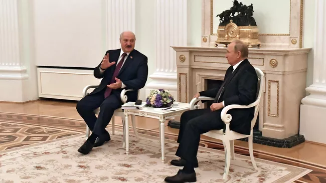 Президент РФ Владимир Путин и президент Белоруссии Александр Лукашенко во время встречи