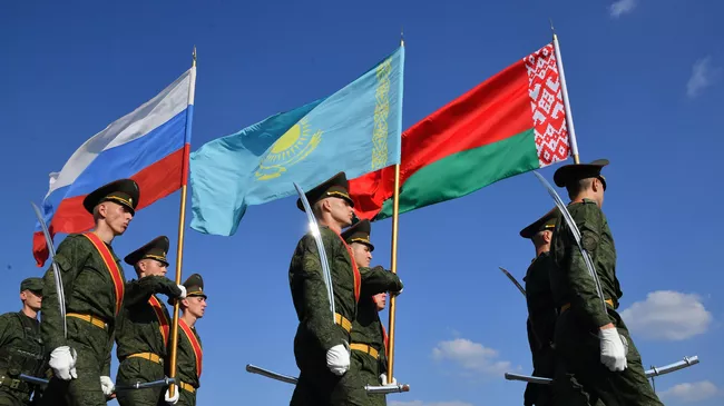 Знаменная группа на церемонии открытия стратегических учений Запад-2021 на полигоне Обуз-Лесновский в Белоруссии