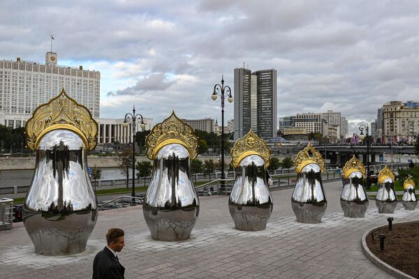 Зеркальные матрешки в золотых кокошниках напротив гостиницы Украина в Москве