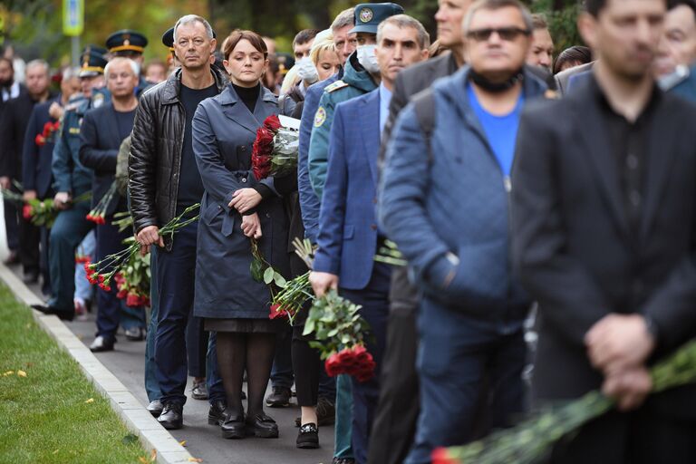 На церемонии прощания с трагически погибшим во время учений в Норильске главой МЧС Евгением Зиничевым