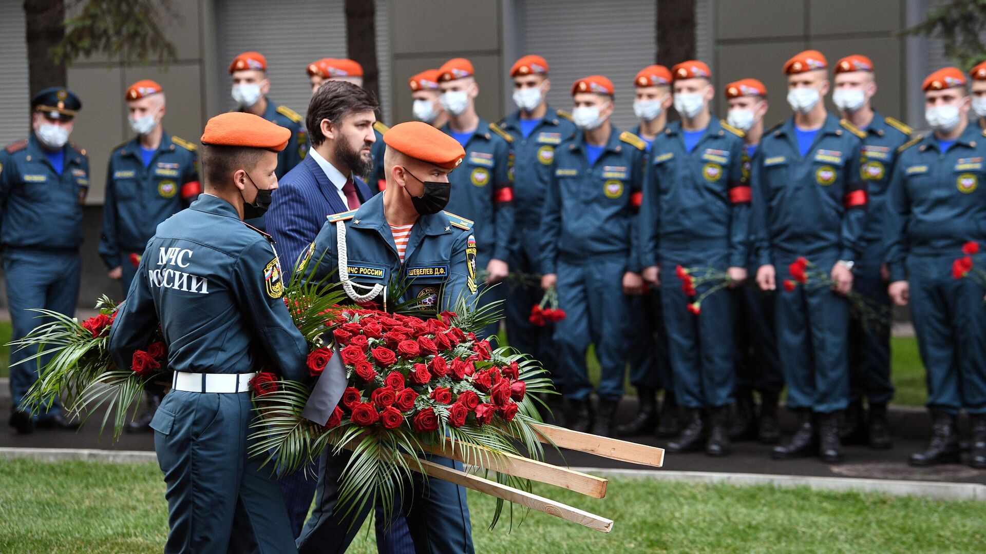 На церемонии прощания с трагически погибшим во время учений в Норильске главой МЧС Евгением Зиничевым - РИА Новости, 1920, 10.09.2021