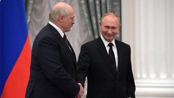 Президент РФ Владимир Путин и президент Белоруссии Александр Лукашенко после совместной пресс-конференции по итогам встречи