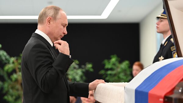 Президент РФ Владимир Путин на церемонии прощания с главой МЧС Евгением Зиничевым