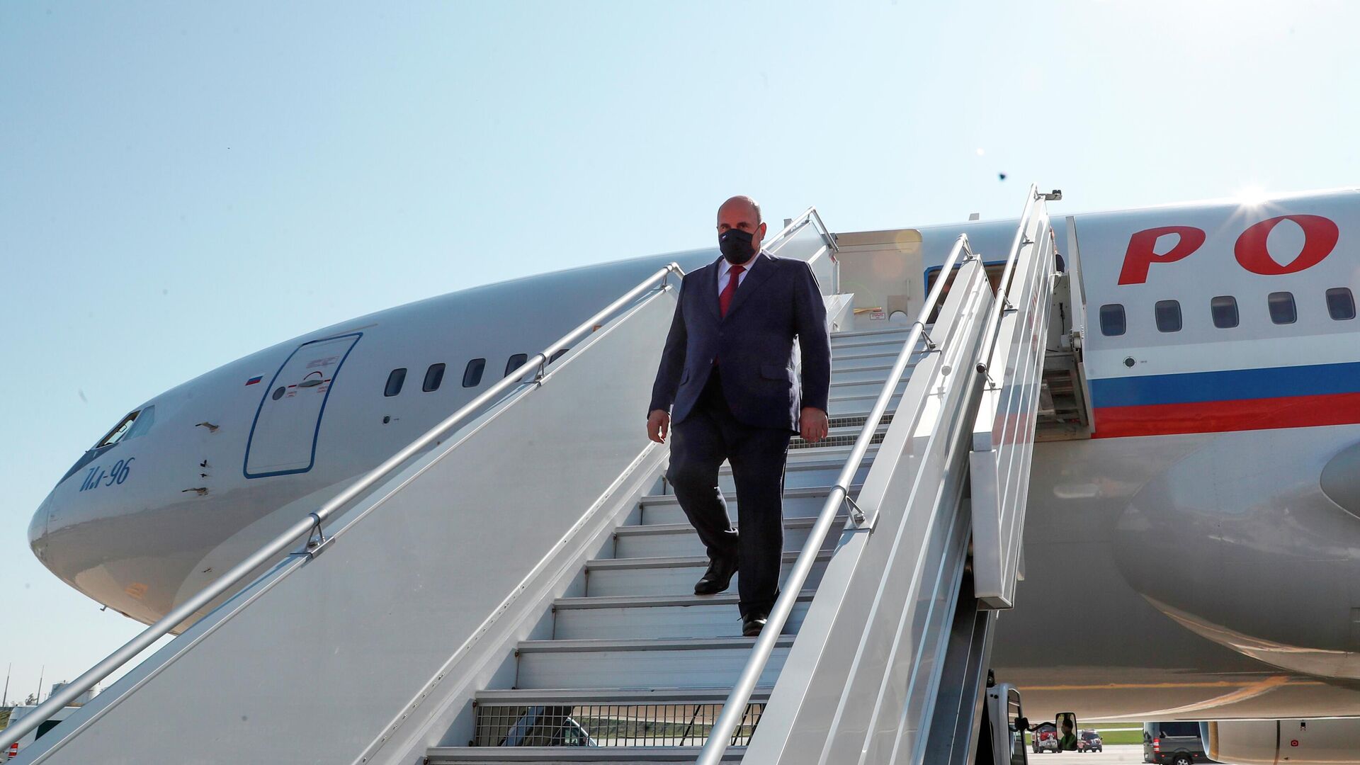 Председатель правительства РФ Михаил Мишустин, прибывший для участия в заседании Совета Министров Союзного государства, на церемонии встречи в аэропорту Минска - РИА Новости, 1920, 10.09.2021