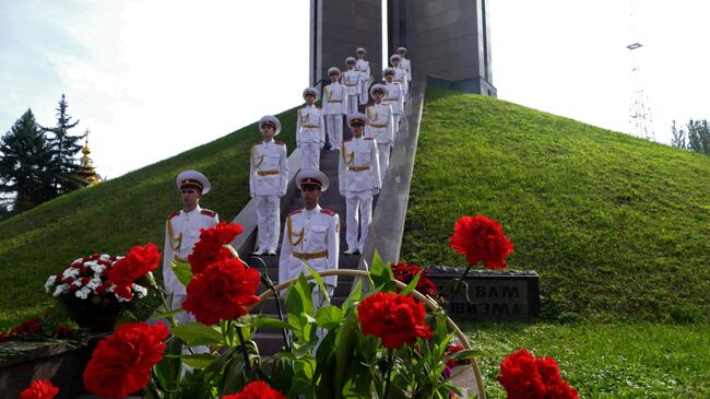 Почетный караул у памятника Жертвам фашизма в Донецке