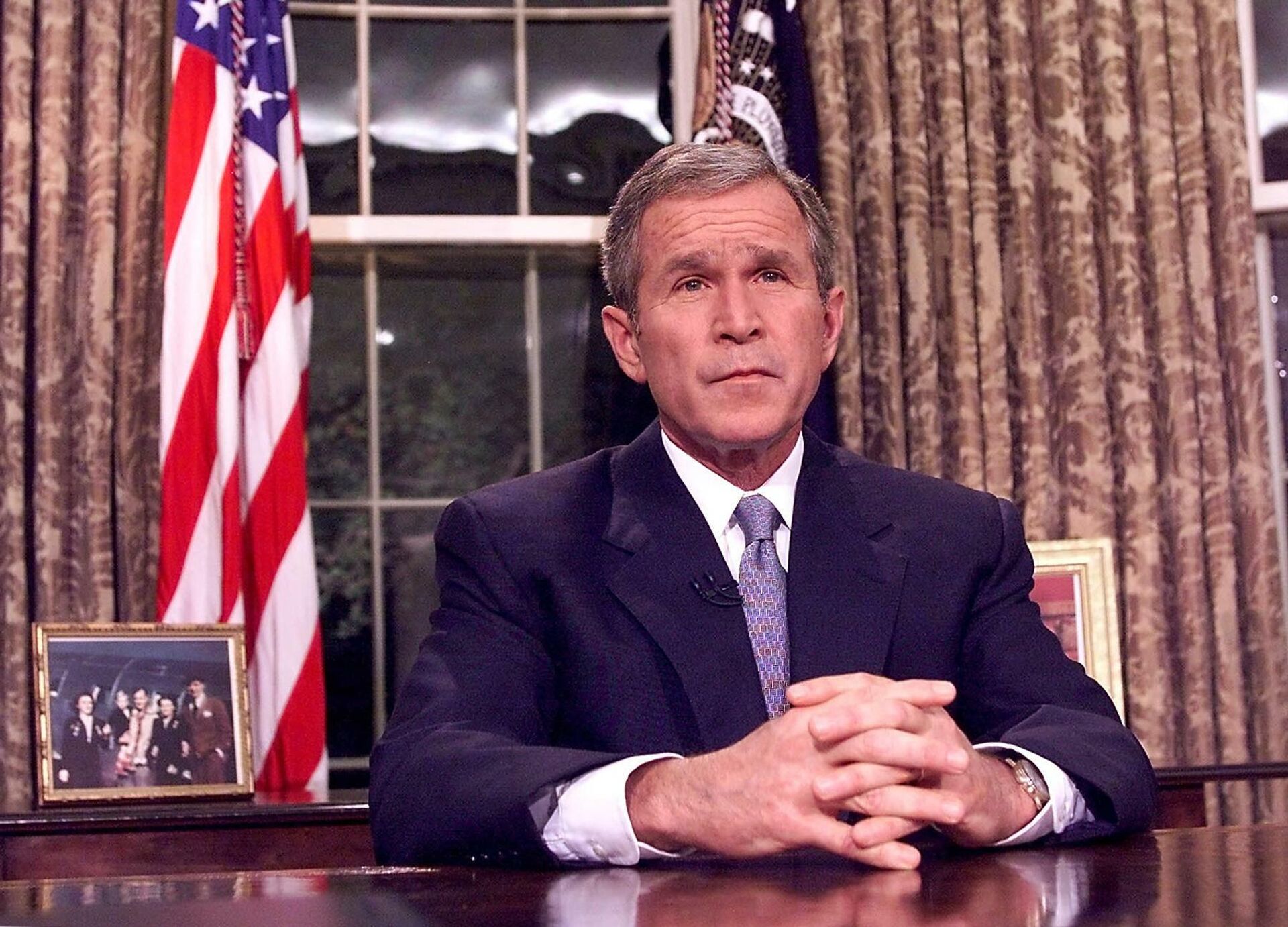 Президент США Джордж Буш обращается к народу из Овального кабинета 11 сентября 2001 года в Белом доме в Вашингтоне, округ Колумбия - РИА Новости, 1920, 10.09.2021