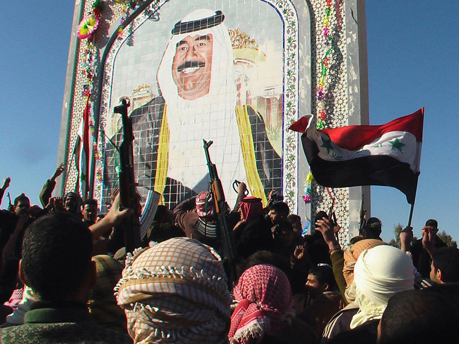 Иракские арабы-сунниты на демонстрации перед портретом Саддама Хусейна в Аль-Дауре  - РИА Новости, 1920, 10.09.2021