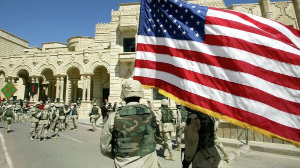 Американский солдат идет с флагом США в Багдаде