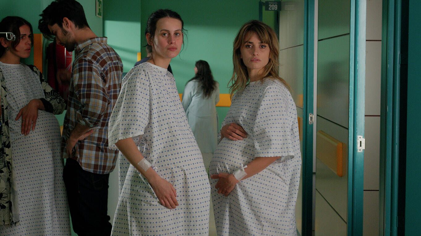 Кадр из фильма Параллельные матери Кадр из фильма Параллельные матери - РИА Новости, 1920, 04.11.2021