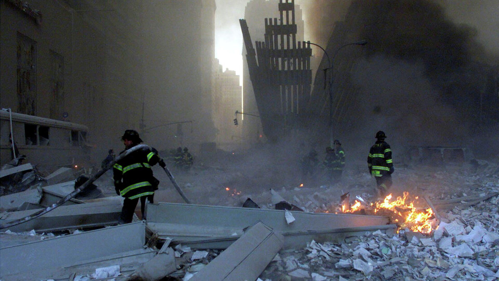 Пожарные на месте теракта 11 сентября 2001 года в Нью-Йорке - РИА Новости, 1920, 11.09.2021