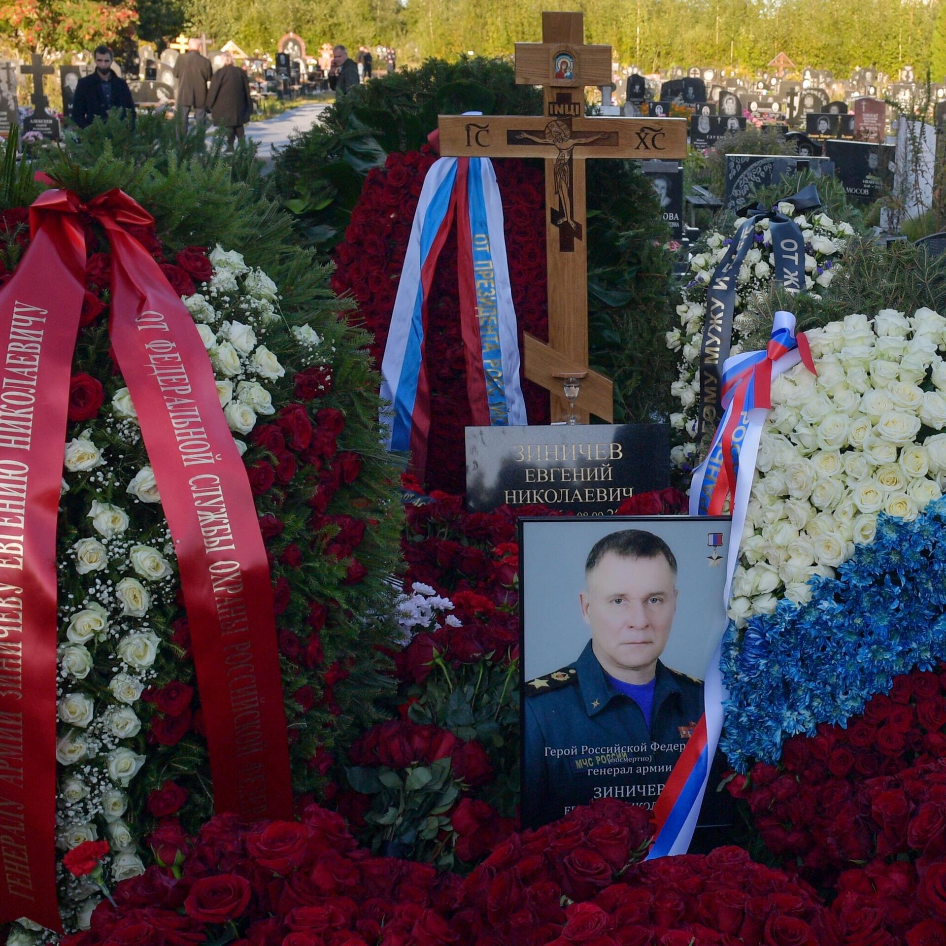 Похороны жертв теракта в крокус сити. Похороны главы МЧС Зиничева.