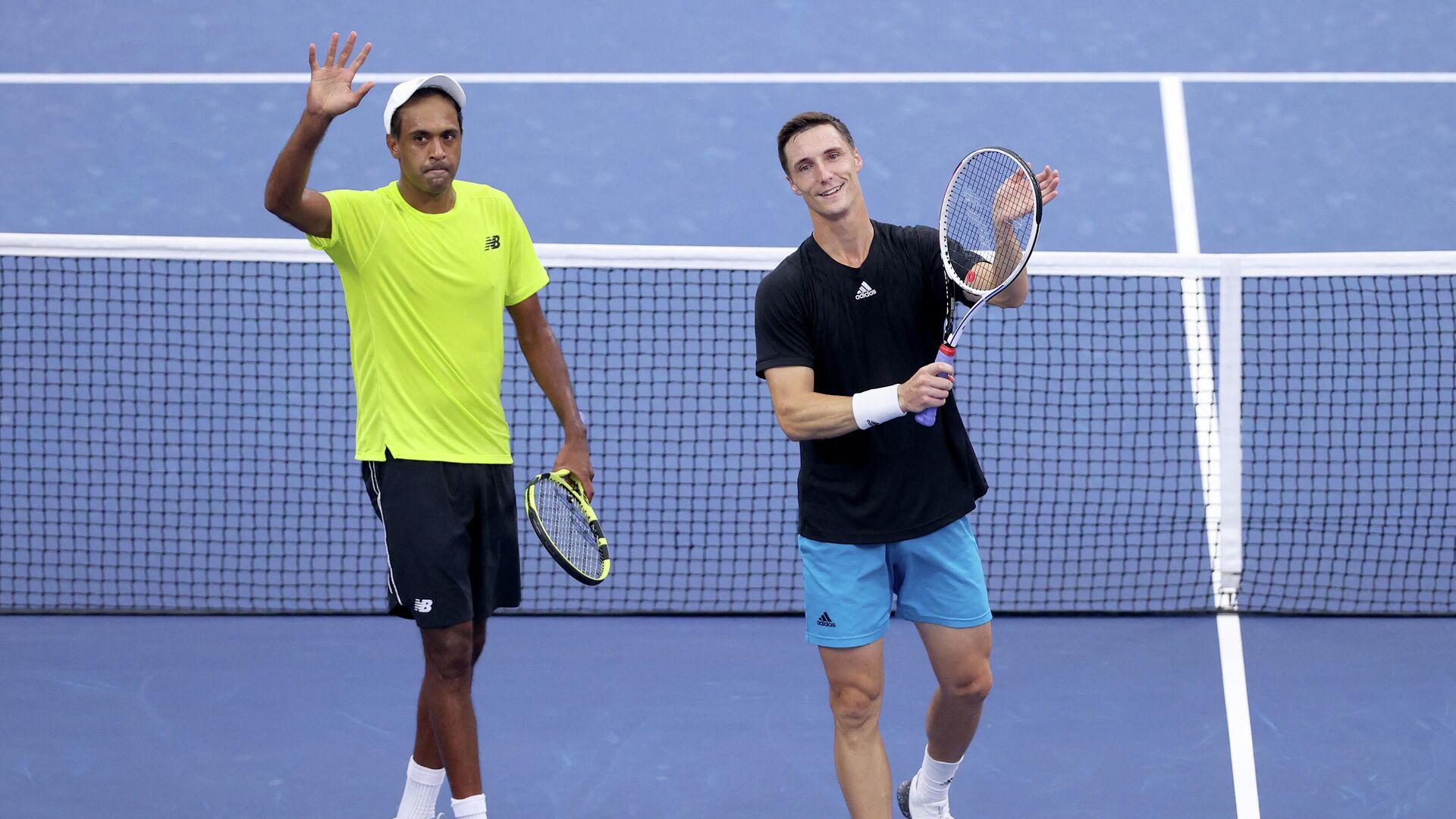 NEW YORK, NEW YORK - SEPTEMBER 09: Joe Salisbury of Great Britain and Rajeev Ram of the United States celebrate match point against Steve Johnson of the United States and Sam Querrey of the United States during their Men’s Doubles semifinals match on Day Eleven of the 2021 US Open at the USTA Billie Jean King National Tennis Center on September 09, 2021 in the Flushing neighborhood of the Queens borough of New York City.   Matthew Stockman/Getty Images/AFP (Photo by MATTHEW STOCKMAN / GETTY IMAGES NORTH AMERICA / Getty Images via AFP) - РИА Новости, 1920, 10.09.2021