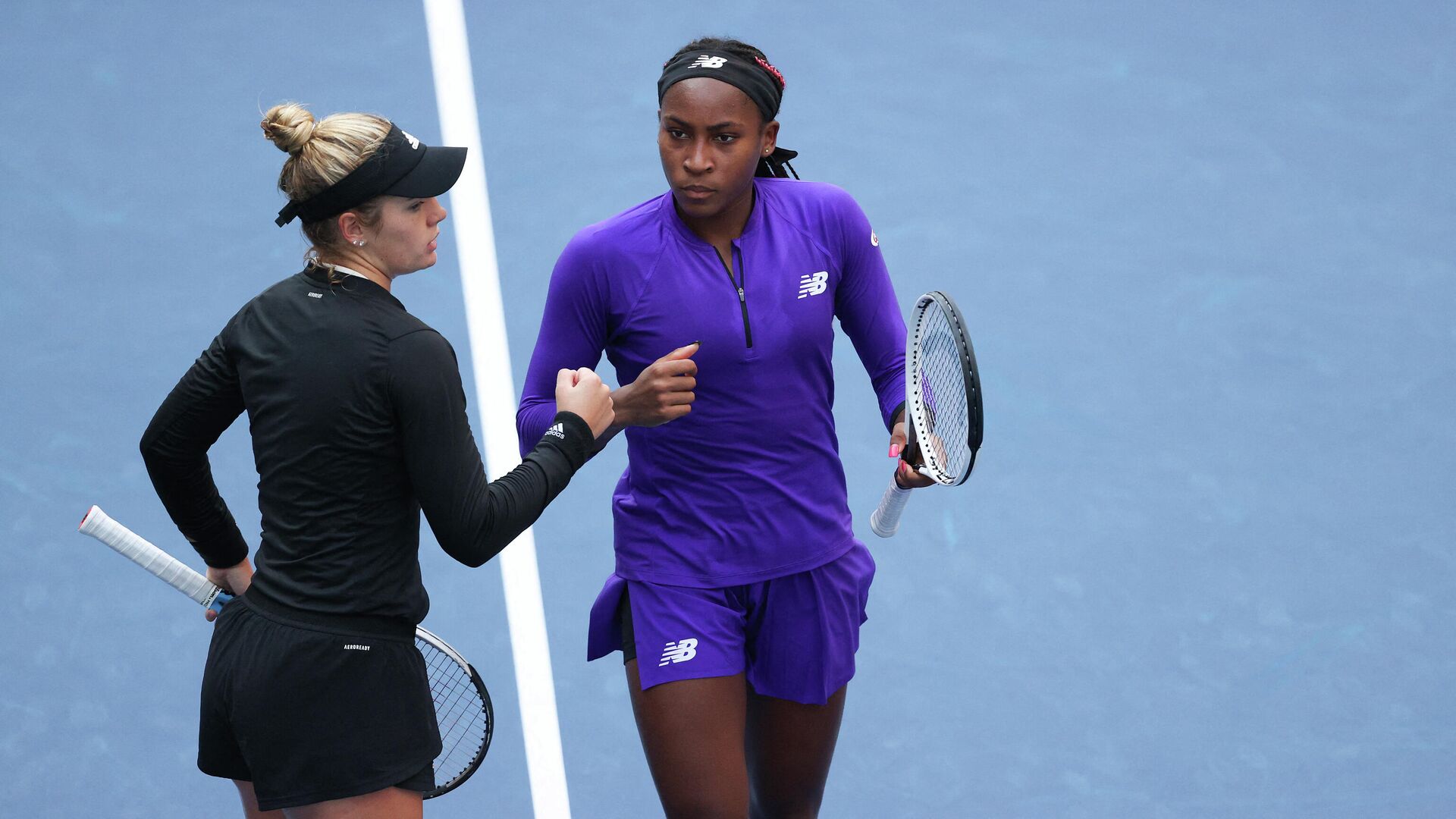 NEW YORK, NEW YORK - SEPTEMBER 08: Coco Gauff of the United States and Catherine McNally of the United States celebrate against Su-Wei Hsieh of Chinese Taipei and Elise Mertens of Belgium during their Women’s Doubles quarterfinals match on Day Ten of the 2021 US Open at the USTA Billie Jean King National Tennis Center on September 08, 2021 in the Flushing neighborhood of the Queens borough of New York City.   Elsa/Getty Images/AFP (Photo by ELSA / GETTY IMAGES NORTH AMERICA / Getty Images via AFP) - РИА Новости, 1920, 10.09.2021