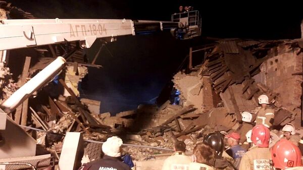 Сотрудники МЧС РФ на месте взрыва бытового газа в жилом доме в поселке Солидарность Елецкого района Липецкой области