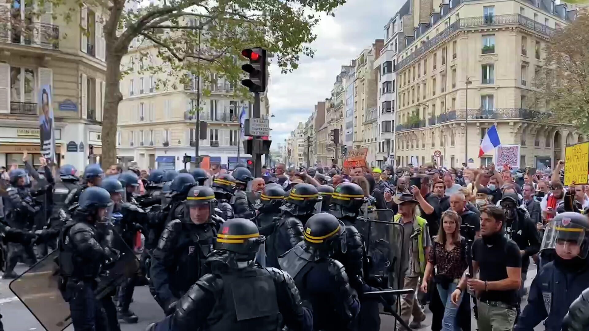 Протестующие в Париже забросали полицейских петардами - РИА Новости, 1920, 11.09.2021