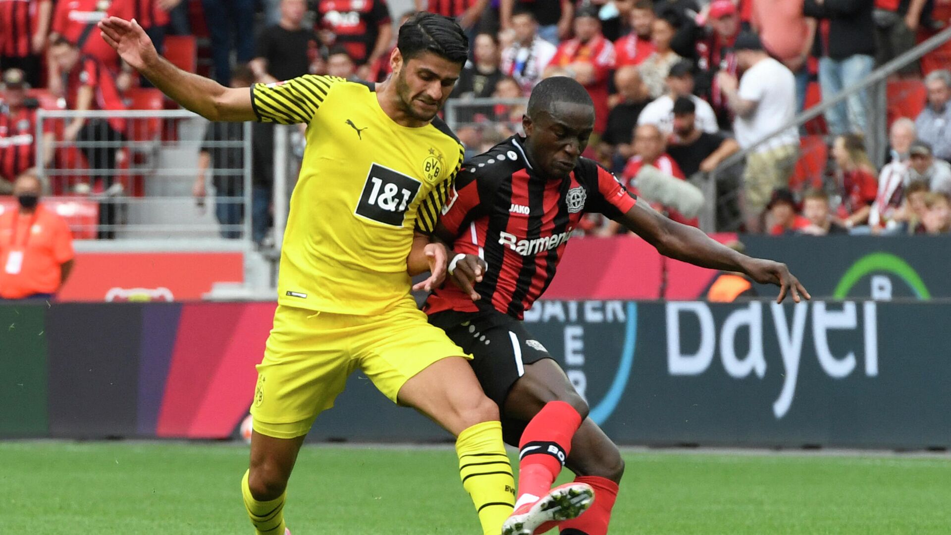 Dortmund's German midfielder Mahmoud Dahoud (L) and Leverkusen's French forward Moussa Diaby vie for the ball during the German first division Bundesliga football match between Bayer 04 Leverkusen and Borussia Dortmund in Leverkusen, western Germany, on September 11, 2021. (Photo by Roberto Pfeil / AFP) / DFL REGULATIONS PROHIBIT ANY USE OF PHOTOGRAPHS AS IMAGE SEQUENCES AND/OR QUASI-VIDEO - РИА Новости, 1920, 11.09.2021