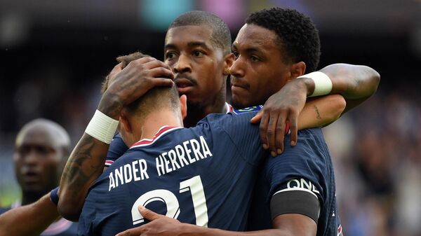 Paris Saint-Germain's Spanish midfielder Ander Herrera (C) is congratulated by teammates after scoring a goal during the French L1 football match between Paris-Saint Germain (PSG) and Clermont Foot 63 at The Parc des Princes Stadium in Paris on September 11, 2021. (Photo by FRANCK FIFE / AFP)