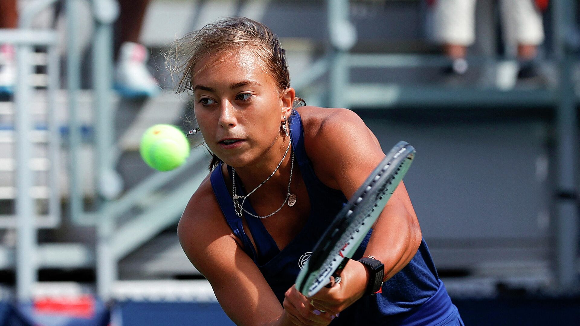 NEW YORK, NEW YORK - SEPTEMBER 11: Kristina Dmitruk of Belarus returns the ball against Robin Montgomery of the United States during their Girls' Singles final match on Day Thirteen of the 2021 US Open at the USTA Billie Jean King National Tennis Center on September 11, 2021 in the Flushing neighborhood of the Queens borough of New York City.   Sarah Stier/Getty Images/AFP (Photo by Sarah Stier / GETTY IMAGES NORTH AMERICA / Getty Images via AFP) - РИА Новости, 1920, 11.09.2021