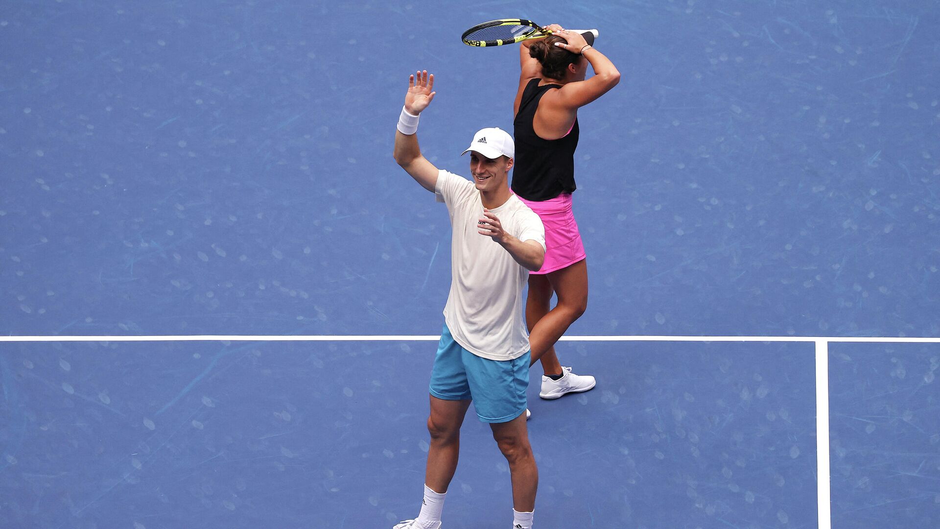 NEW YORK, NEW YORK - SEPTEMBER 11: Desirae Krawczyk (top) of the United States and Joe Salisbury (bottom) of Great Britain react after defeating Giuliana Olmos of Mexico and Marcelo Arevalo of El Salvador in their Mixed Doubles final match on Day Thirteen of the 2021 US Open at the USTA Billie Jean King National Tennis Center on September 11, 2021 in the Flushing neighborhood of the Queens borough of New York City.   Al Bello/Getty Images/AFP (Photo by AL BELLO / GETTY IMAGES NORTH AMERICA / Getty Images via AFP) - РИА Новости, 1920, 11.09.2021