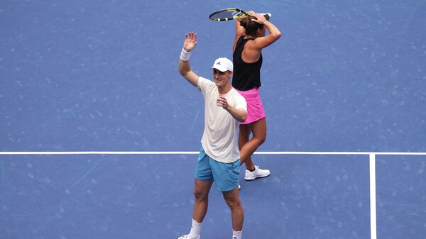 NEW YORK, NEW YORK - SEPTEMBER 11: Desirae Krawczyk (top) of the United States and Joe Salisbury (bottom) of Great Britain react after defeating Giuliana Olmos of Mexico and Marcelo Arevalo of El Salvador in their Mixed Doubles final match on Day Thirteen of the 2021 US Open at the USTA Billie Jean King National Tennis Center on September 11, 2021 in the Flushing neighborhood of the Queens borough of New York City.   Al Bello/Getty Images/AFP (Photo by AL BELLO / GETTY IMAGES NORTH AMERICA / Getty Images via AFP)