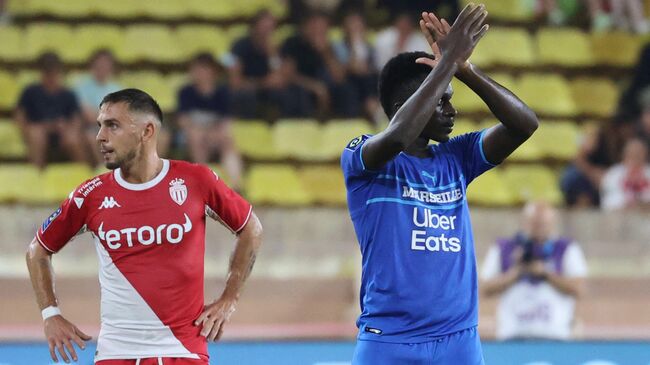 Marseille's Senegalese forward Cheick Bamba Dieng Amadou (R) celebrates after scoring a second goal  during the French L1 football match between AS Monaco and Olympique de Marseille at Louis II stadium in Monaco, on september 11, 2021. (Photo by Valery HACHE / AFP)