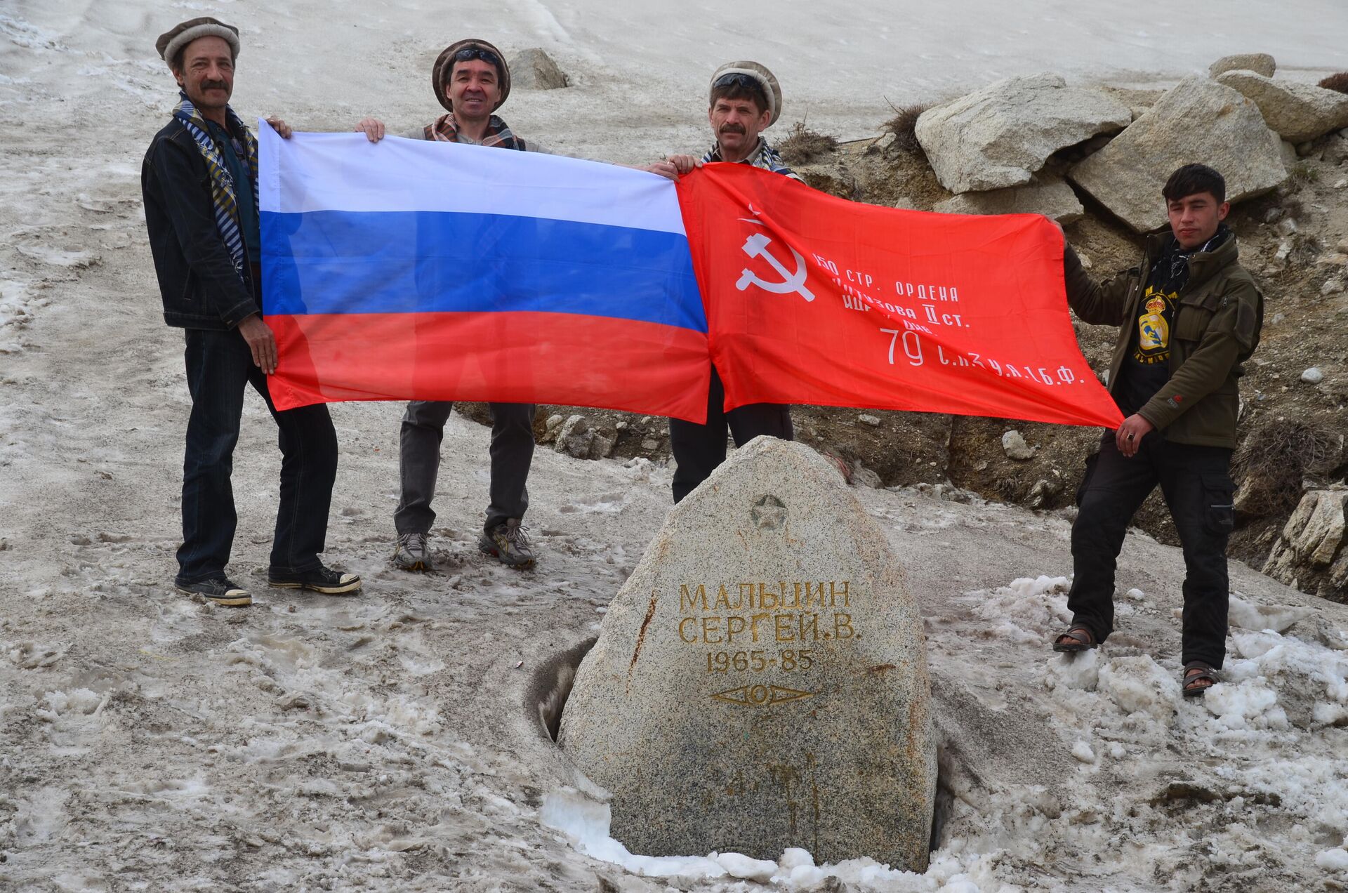 Воины-интернационалисты у памятника Сергею Мальцину в 2015 году - РИА Новости, 1920, 12.09.2021