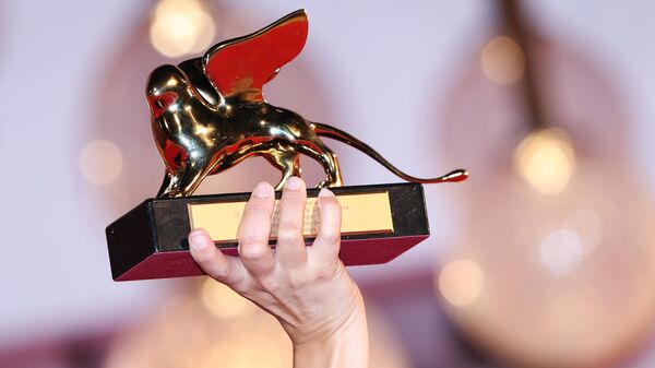 Режиссер Одри Диван держит в руке награду Золотой лев за фильм Событие (L'Evenement) на фотоколле после церемонии закрытия 78-го Венецианского международного кинофестиваля.