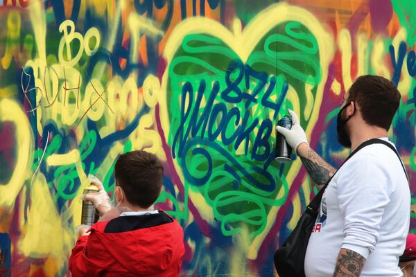 Мастер-классы по граффити на ВДНХ в Москве во время празднования Дня города