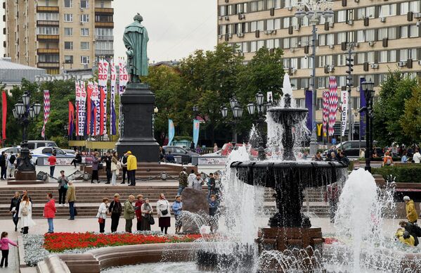 Горожане на Пушкинской площади в Москве во время празднования Дня города