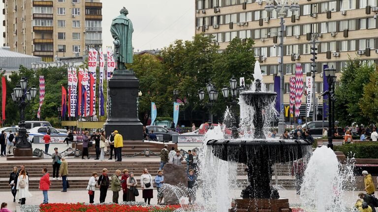 Горожане на Пушкинской площади в Москве во время празднования Дня города