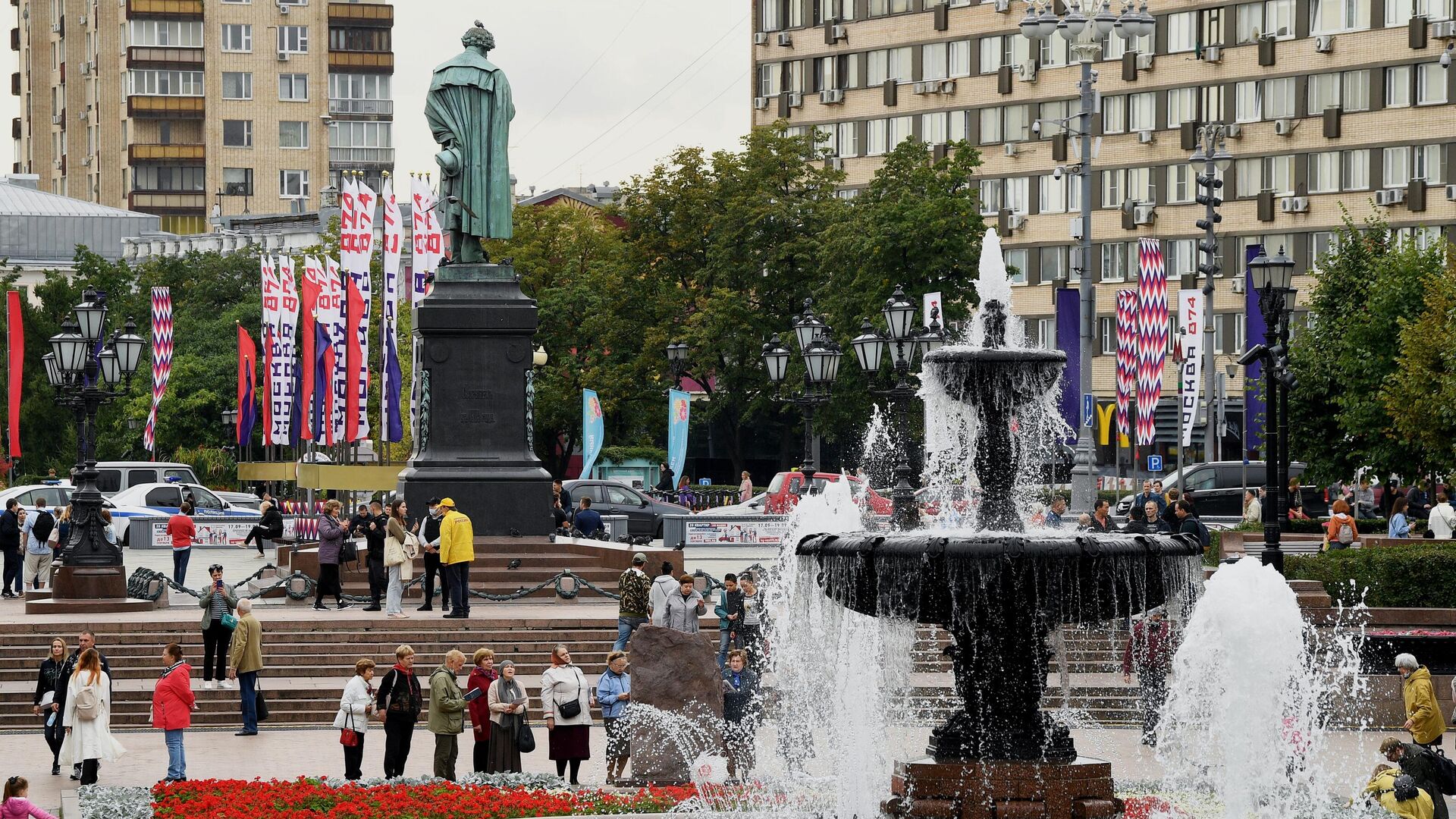 Горожане на Пушкинской площади в Москве во время празднования Дня города - РИА Новости, 1920, 22.06.2022