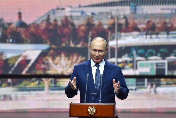 Президент РФ Владимир Путин выступает на торжественном мероприятии, посвящённом Дню города Москвы, в концертном зале парка Зарядье