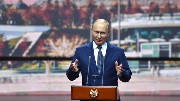 Президент РФ Владимир Путин выступает на торжественном мероприятии, посвящённом Дню города Москвы, в концертном зале парка Зарядье Президент РФ Владимир Путин выступает на торжественном мероприятии, посвящённом Дню города Москвы, в концертном зале парка Зарядье
