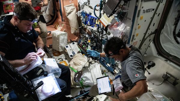 Астронавты Томас Песке и Акихико Хошиде на Международной космической станции