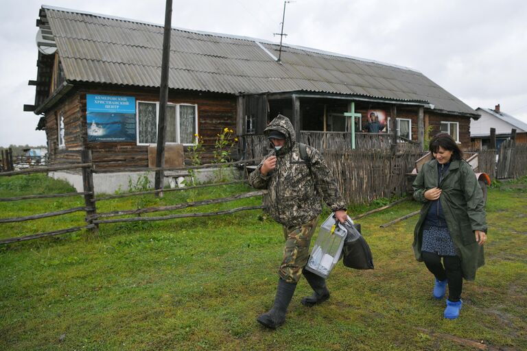 Члены избирательной комиссии на выездном досрочном голосовании в деревне Змеинка Кемеровской области