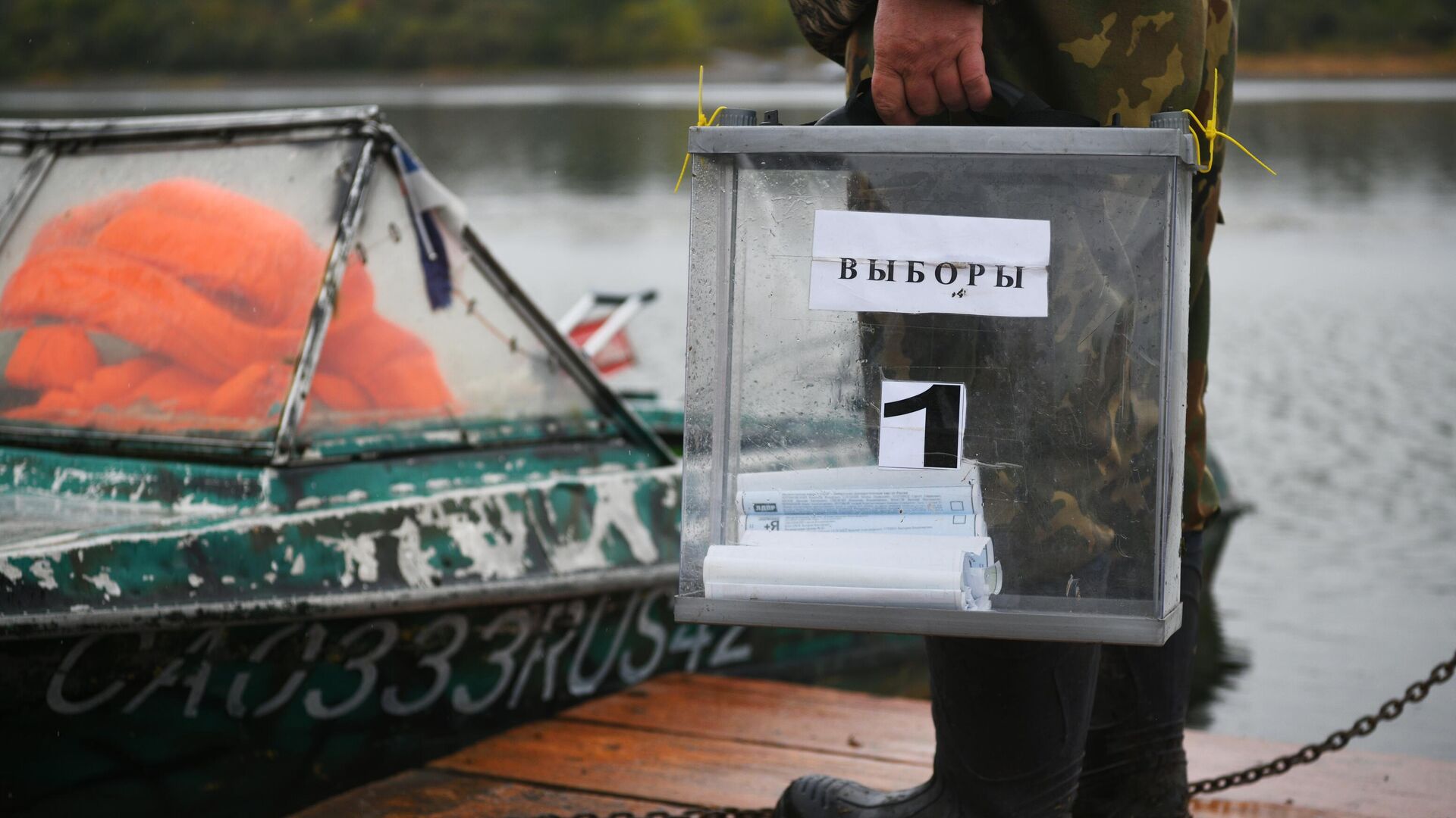 Члены избирательной комиссии на выездном досрочном голосовании в деревне Змеинка Кемеровской области - РИА Новости, 1920, 17.09.2021