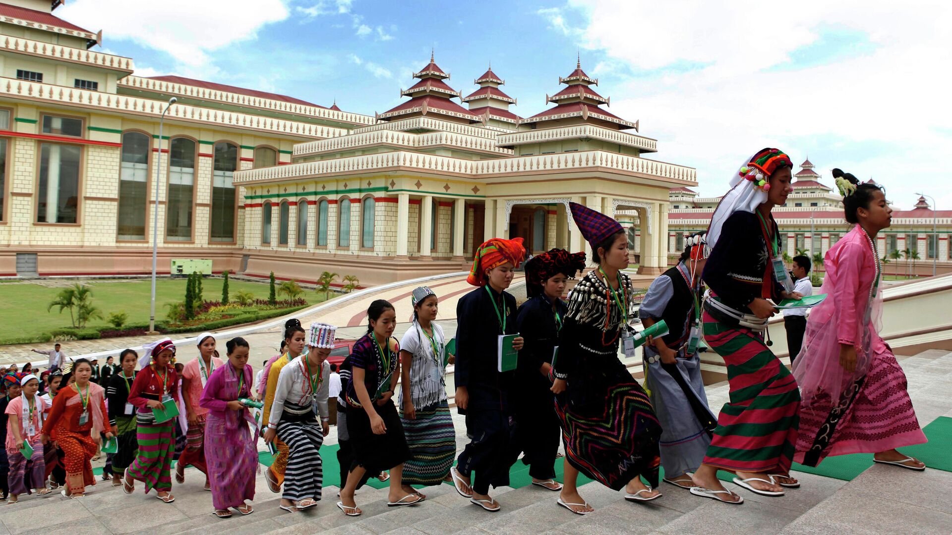 Мьянма начала обучение сотрудников сферы туризма русскому языку