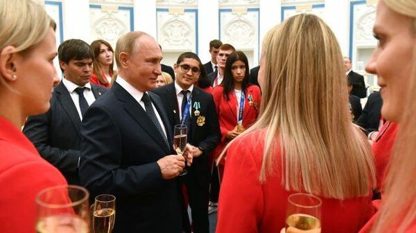 LIVE: Путин встречается со спортсменами в Георгиевском зале